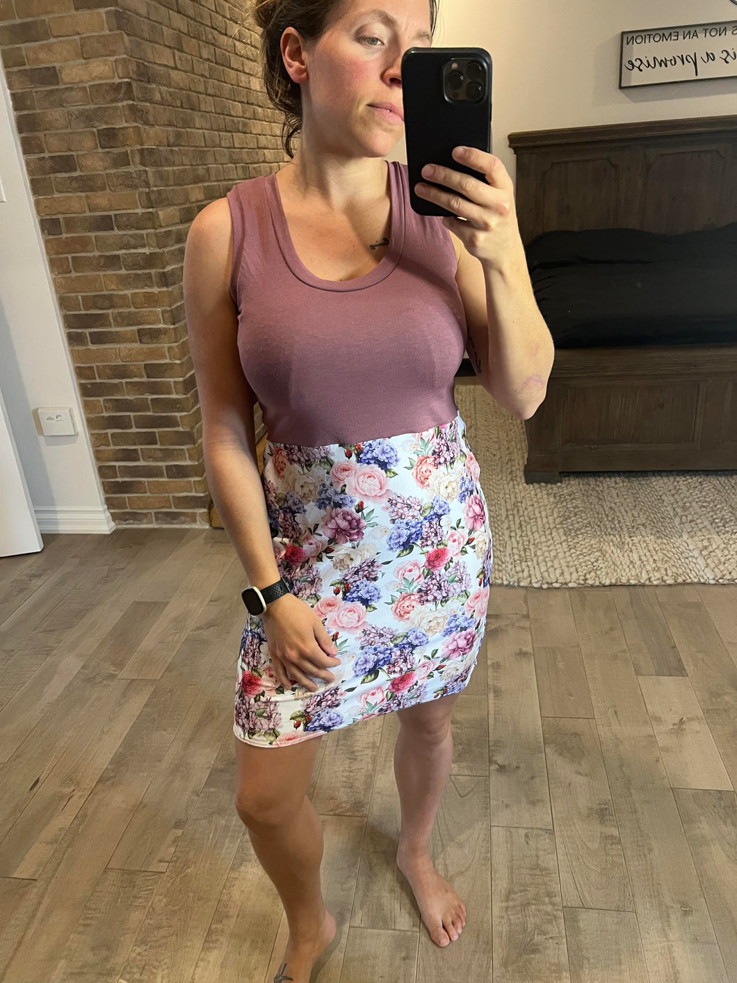 camisole longueur robe rose brown et fleuri fond blanc