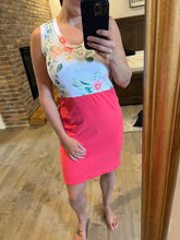 Charger l&#39;image dans la galerie, camisole robe fleuri et bas corail foncé
