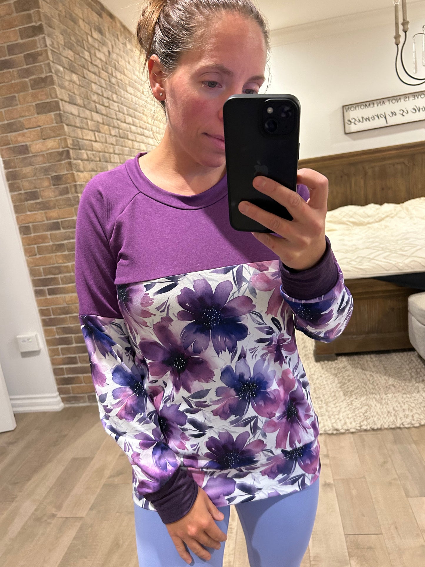 chandail mauve et fleuri