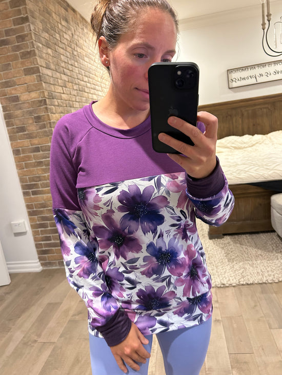 chandail mauve et fleuri