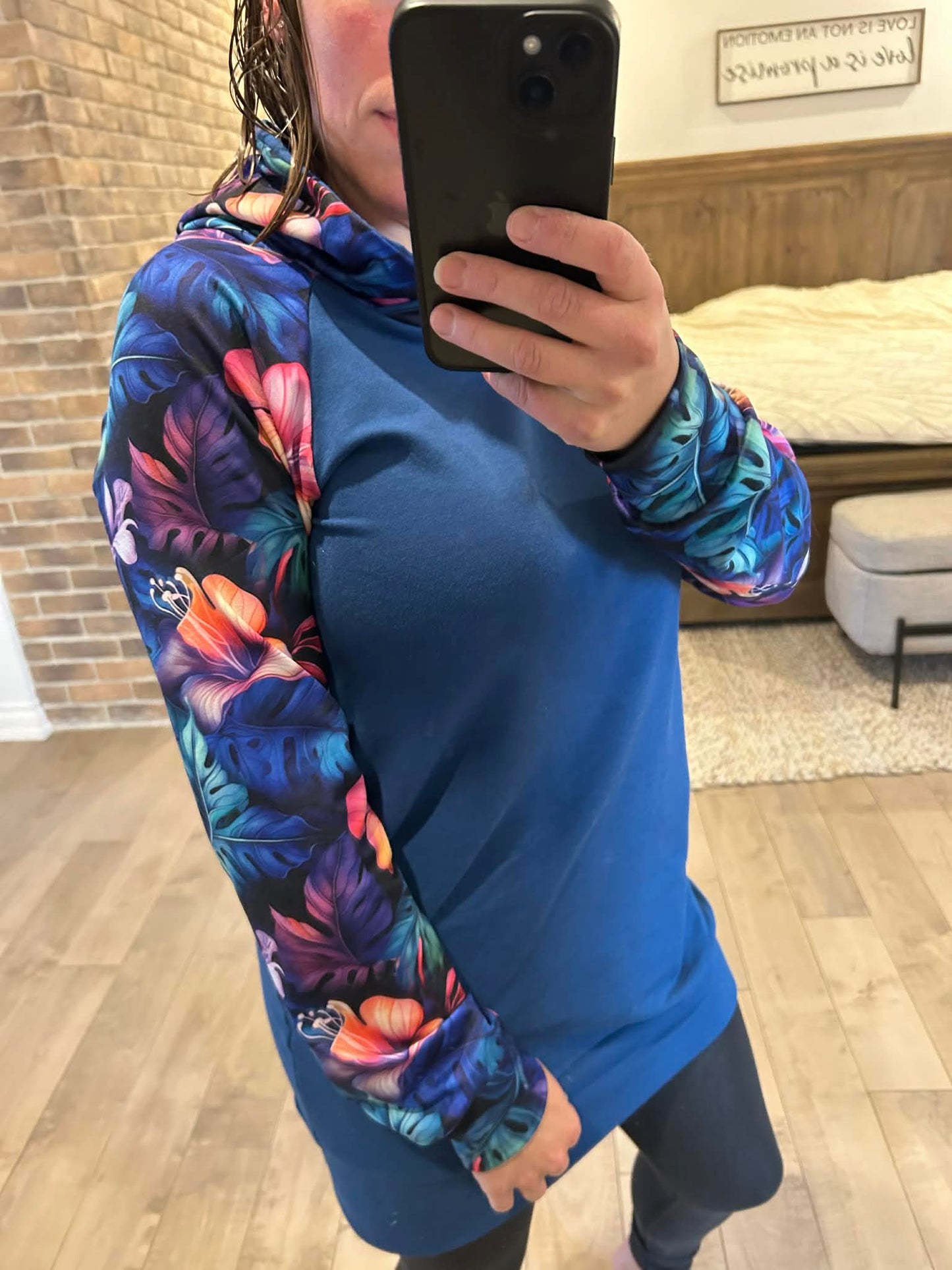 Tunique devant bleu et manche fleurs flash