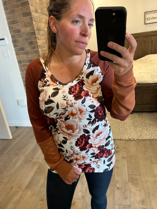 chandail col bas et fleuri