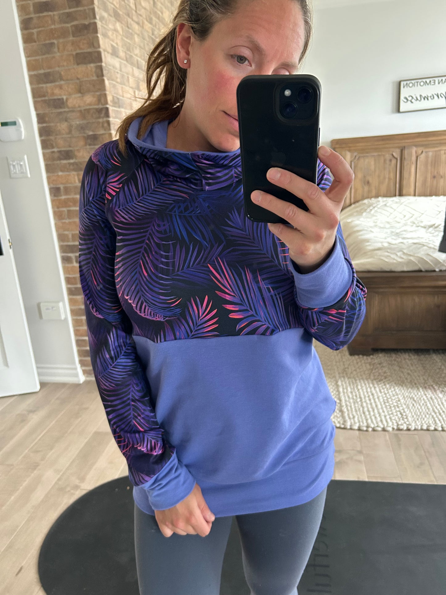 chandail mauve et feuillage