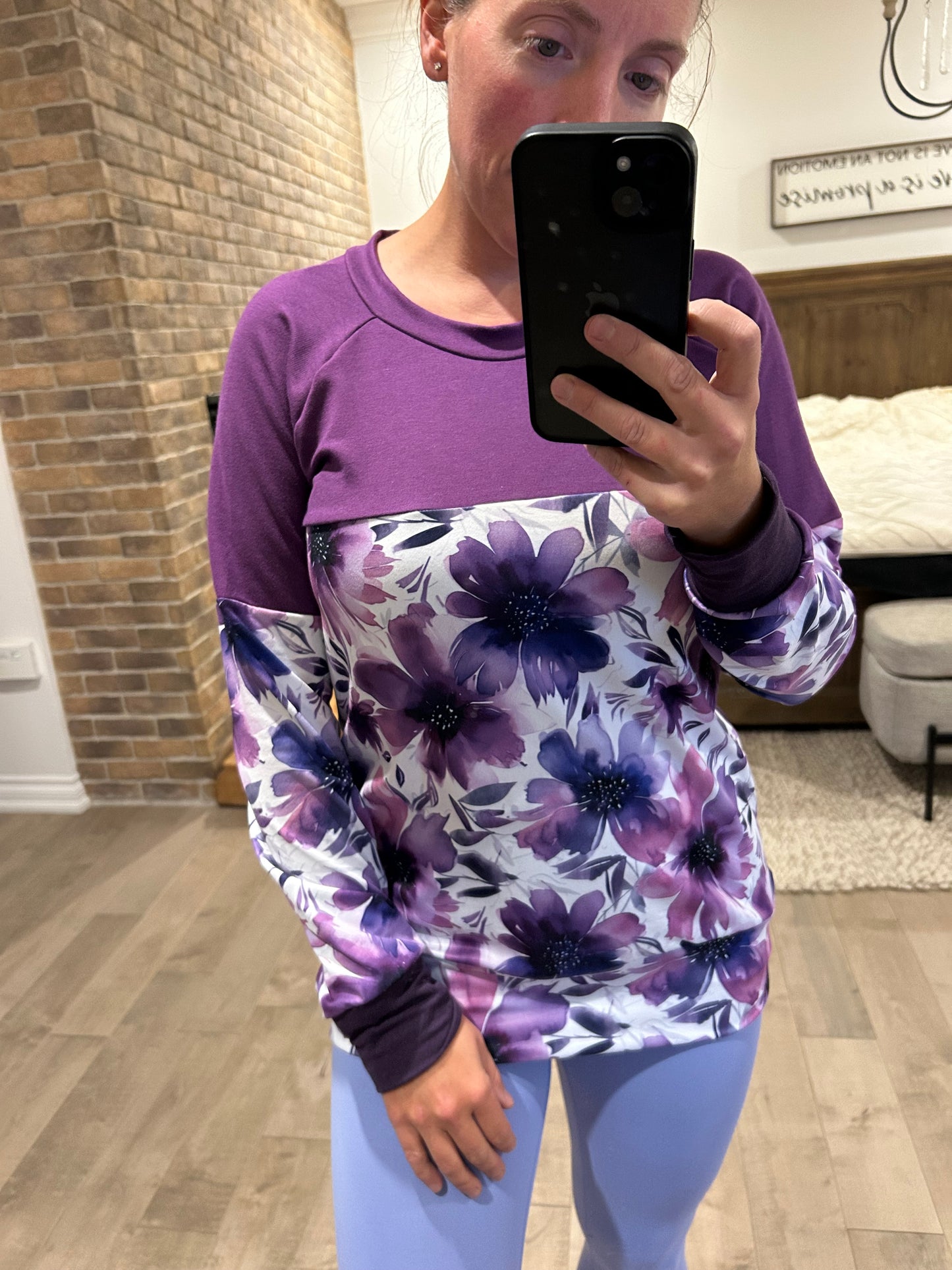 chandail mauve et fleuri