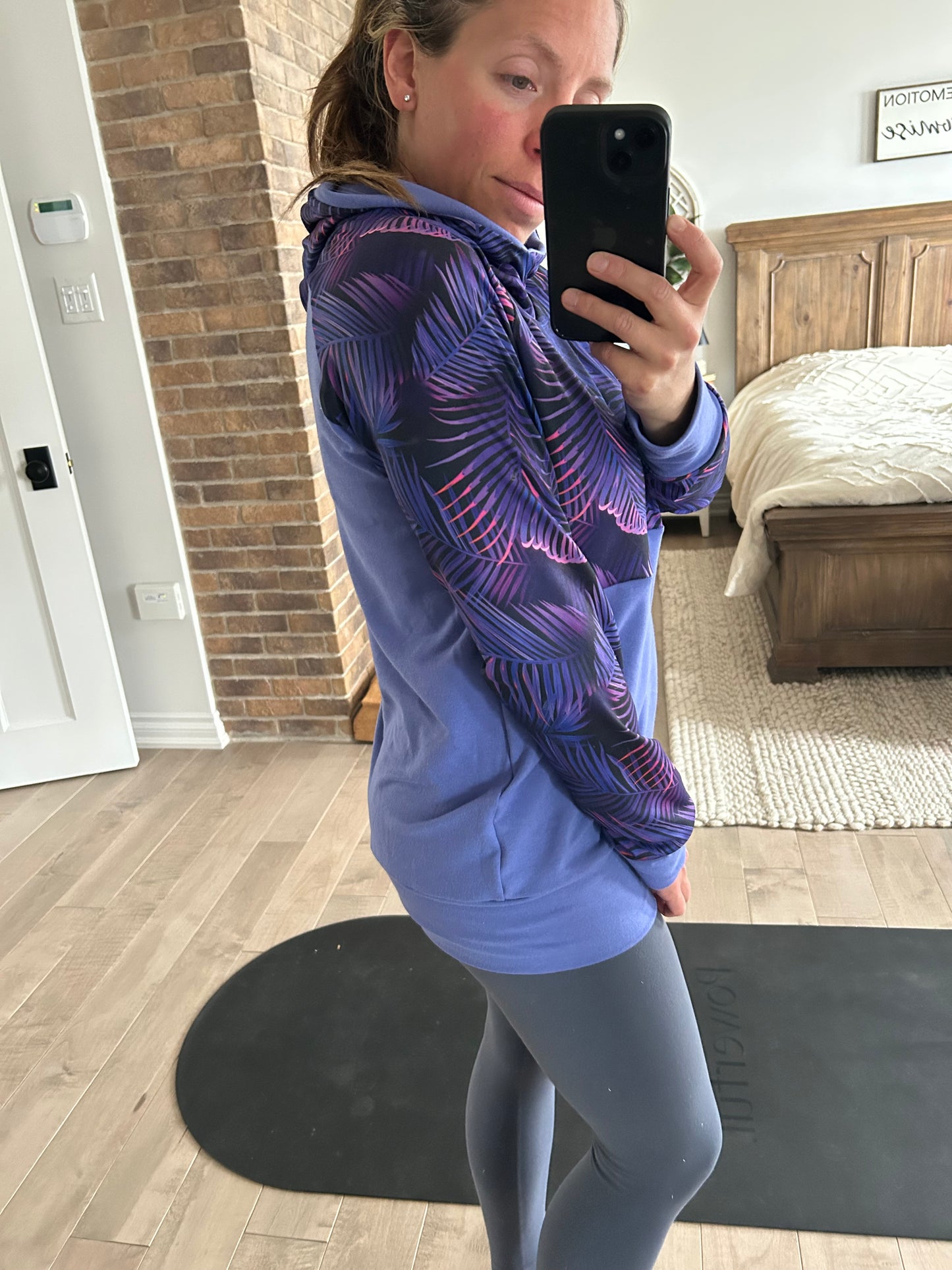 chandail mauve et feuillage