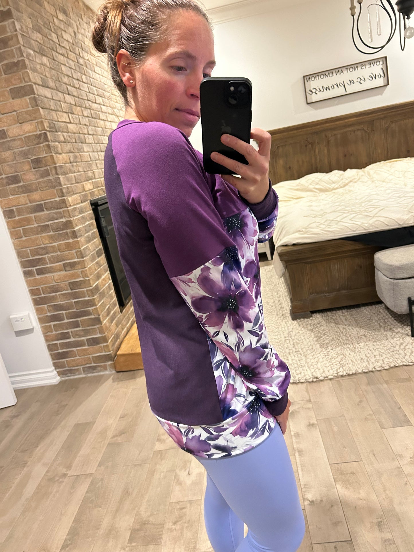 chandail mauve et fleuri