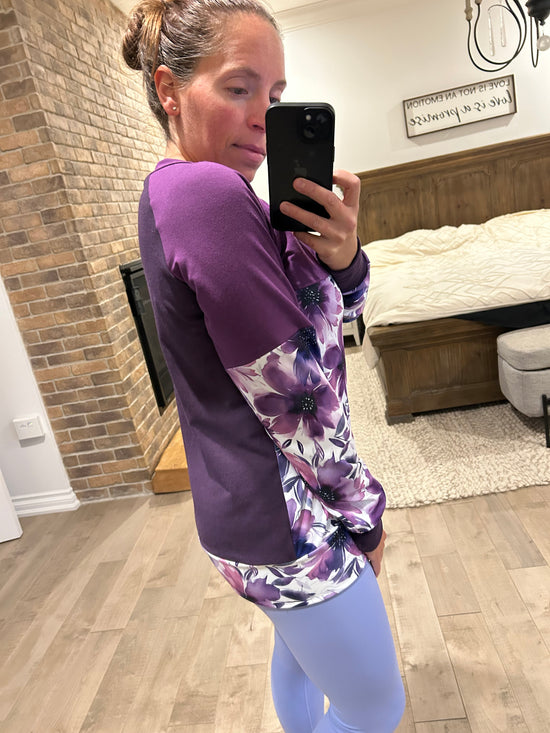 chandail mauve et fleuri