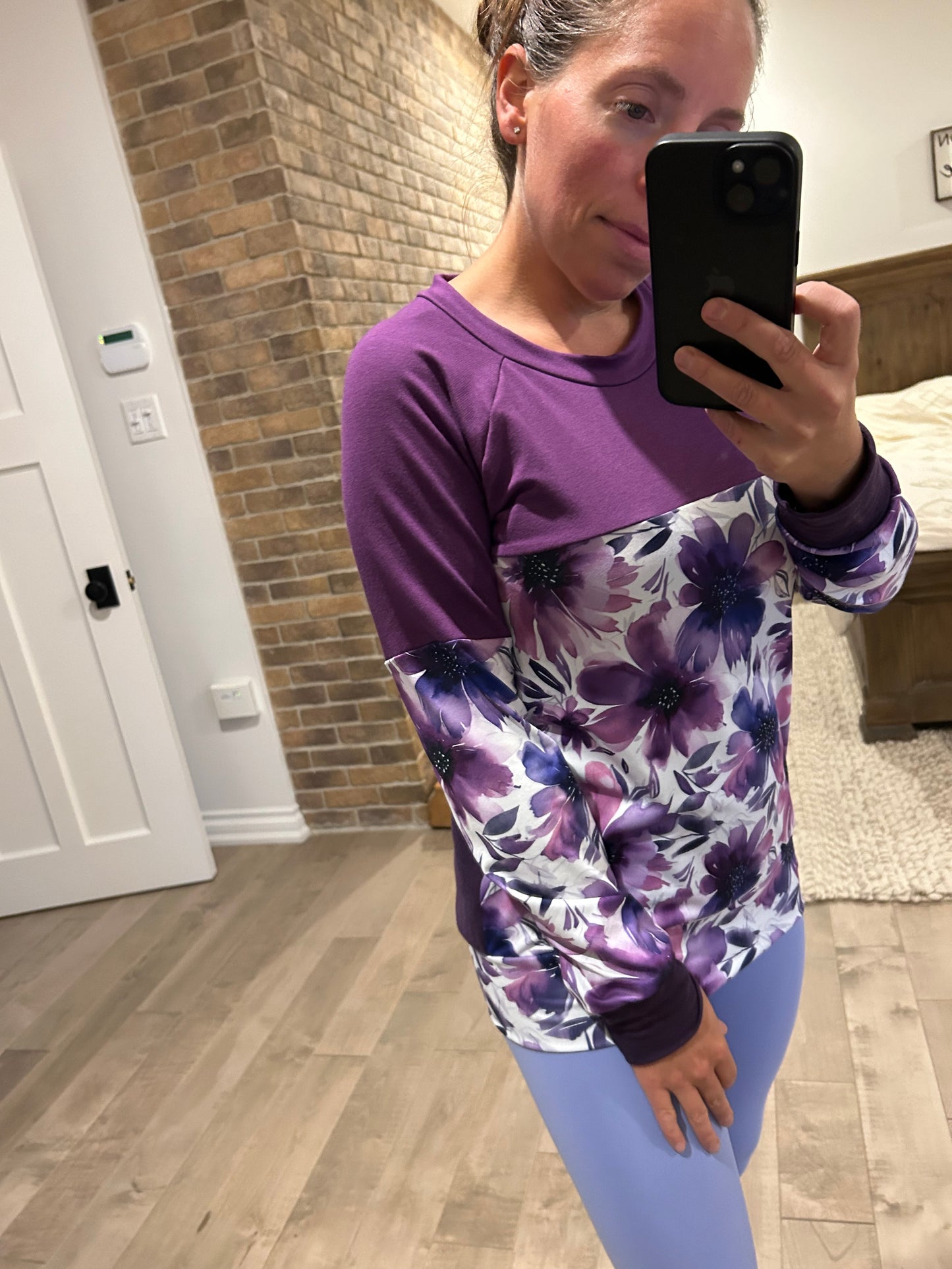 chandail mauve et fleuri