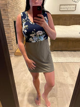 Charger l&#39;image dans la galerie, camisole robe haut fleuri marine et bas olive

