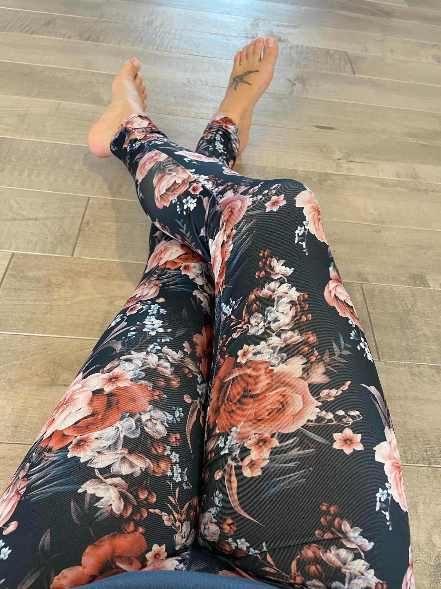 Legging fleuri orangé fond marine mi mollet - Maman louve création
