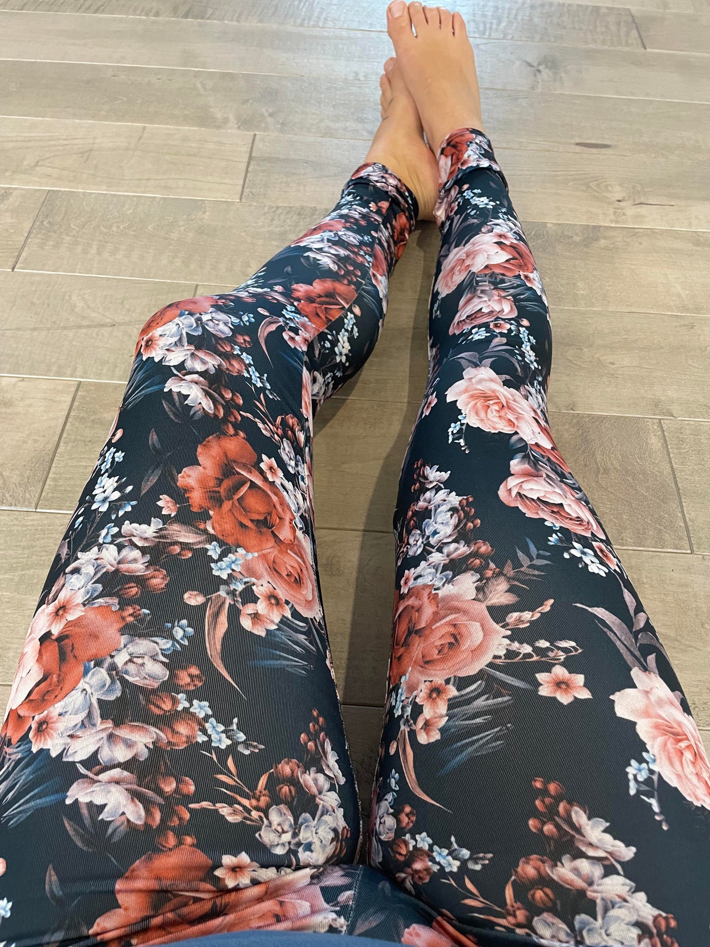 Legging fleuri orangé fond marine mi mollet - Maman louve création