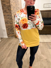 Charger l&#39;image dans la galerie, longueur chandail golden yellow et son fleuri
