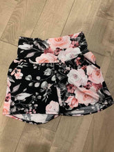 Charger l&#39;image dans la galerie, short fleuri printemps noir
